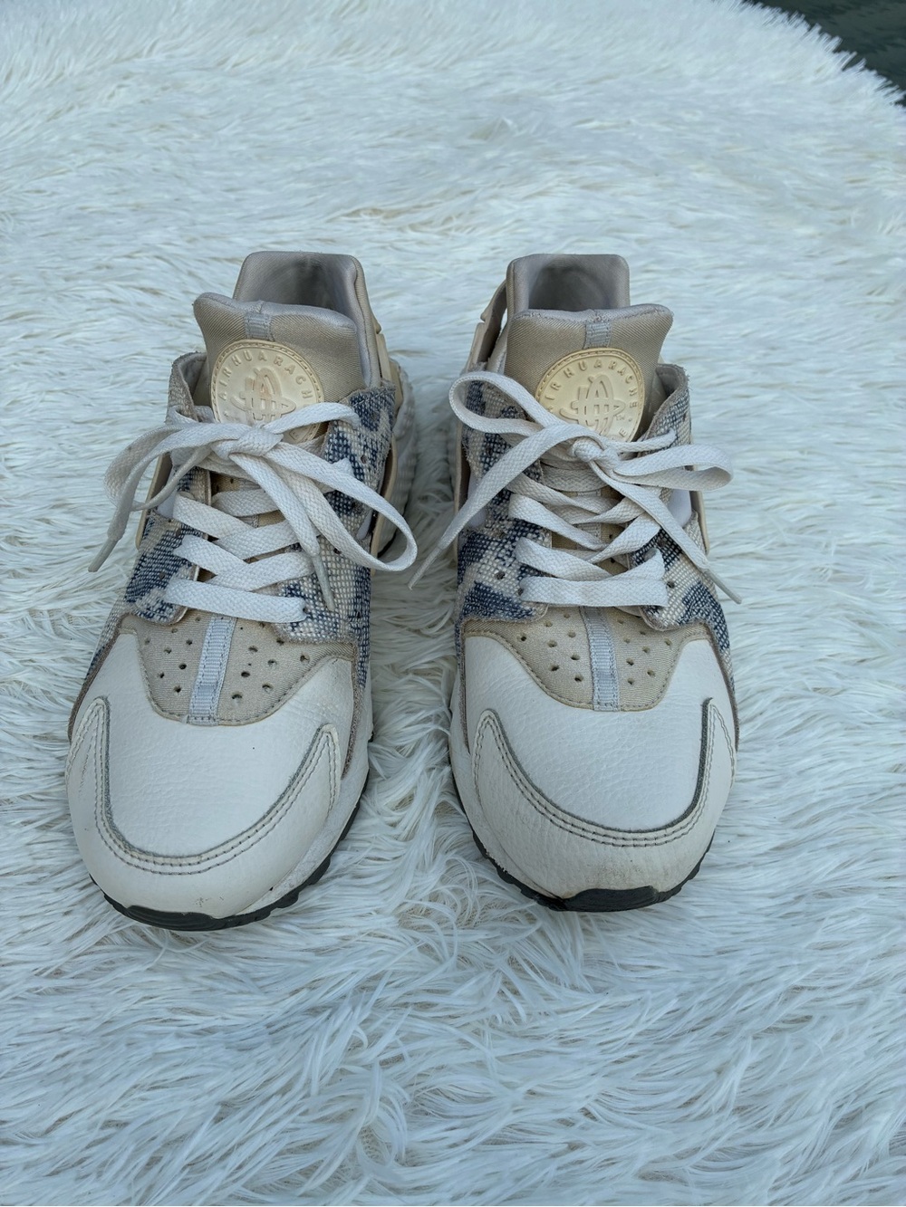 Nike Kids White & Beige Patterned Sneakers size 8